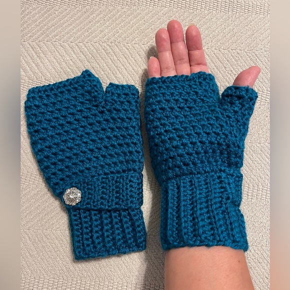 Beautiful knitted gloves. New. - Picture 2 of 2